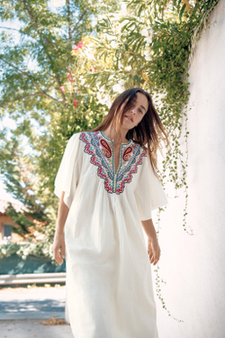 ZARA ПЛАТЬЕ МИДИ С ВЫШИВКОЙ — ZW COLLECTION, ЖЕЛТОВАТО-БЕЛЫЙ