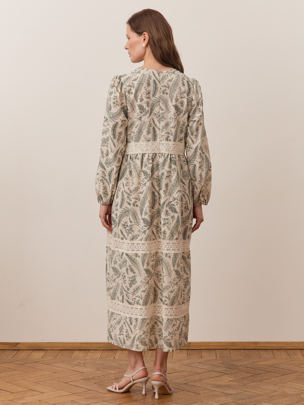 Платье с кружевными вставками