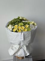 Букет из кустовых пионовивидных роз, лизиантуса, маттиолы, гортензии и диантусов