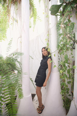 ZARA ДЖИНСОВОЕ МИНИ-ПЛАТЬЕ Z1975 СО СБОРКАМИ, СИНИЙ