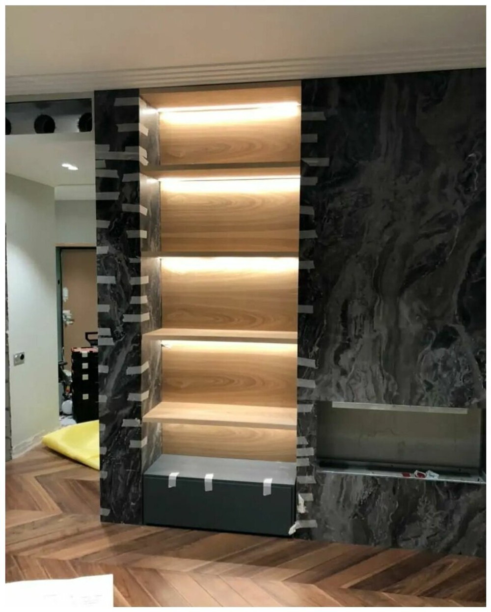 Встроенный стеллаж с подсветкой