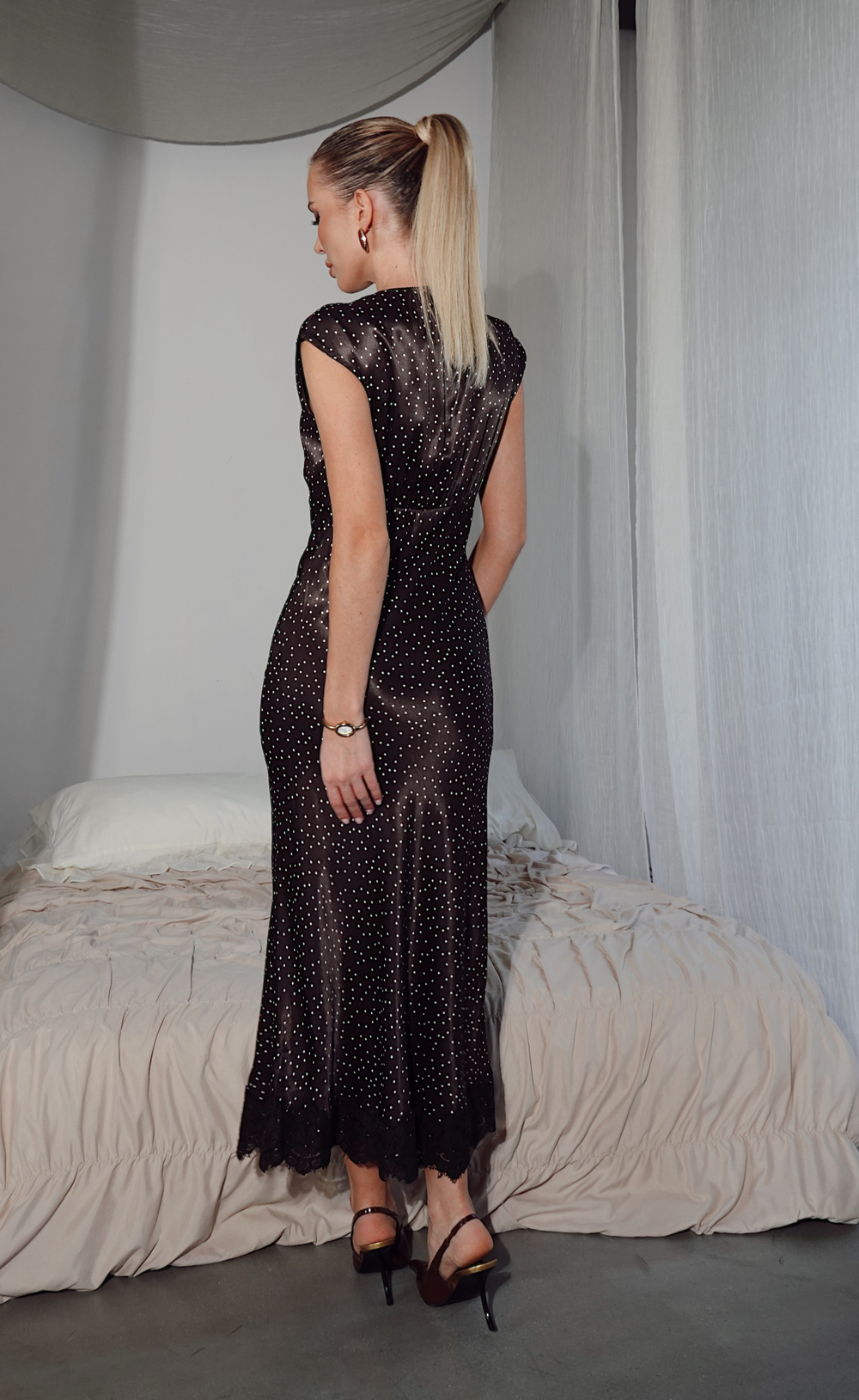 Платье в длине макси в мелкий горох