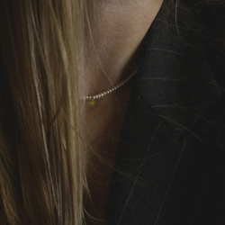 чокер из белого жемчуга с золотым мятым листом на замке