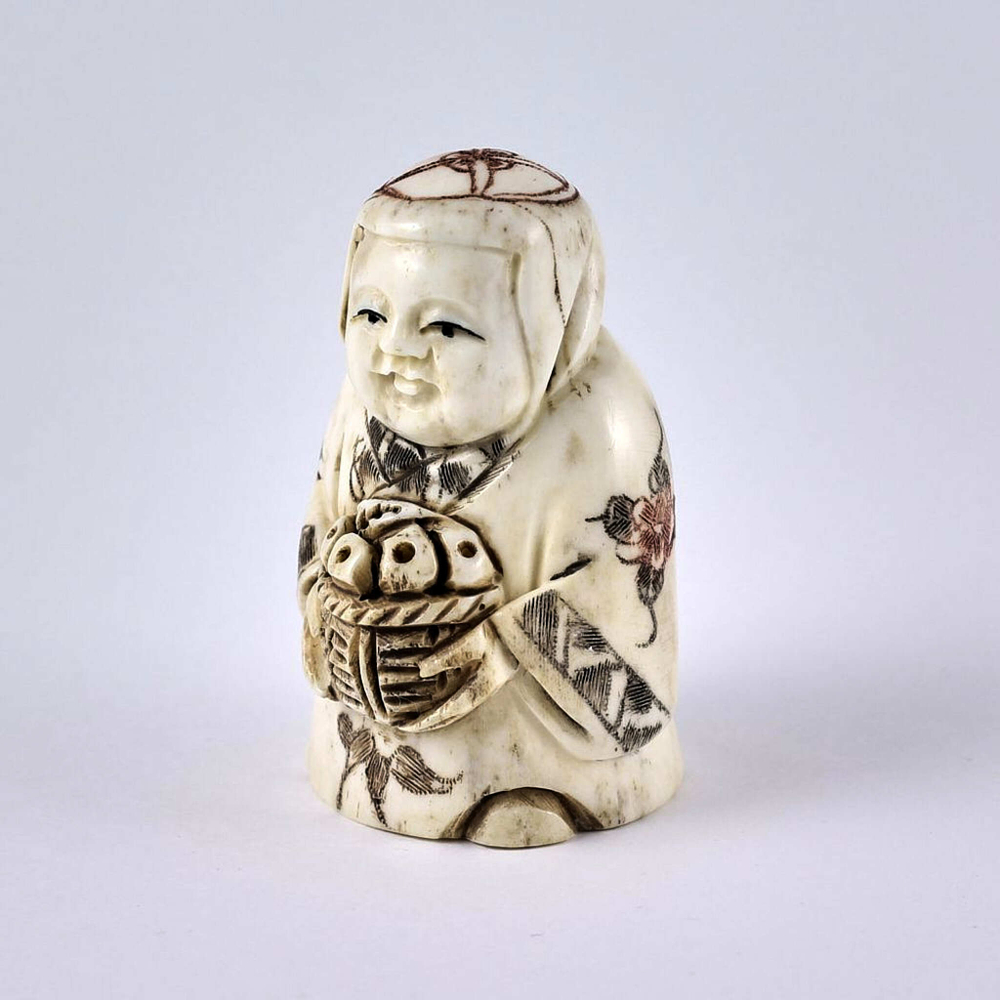 Нэцкэ ребенок Карако с корзиной рыбы