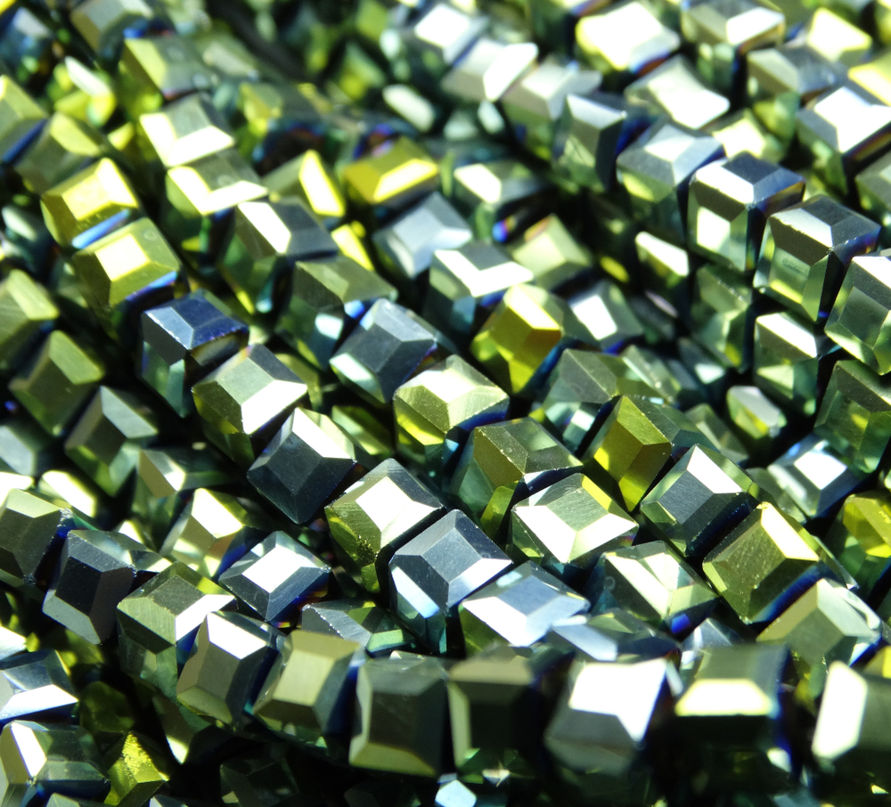 БВЛ004НН4 Хрустальные бусины квадратные, зеленый металлик, размер 4 мм, кол-во: 44-45 шт.