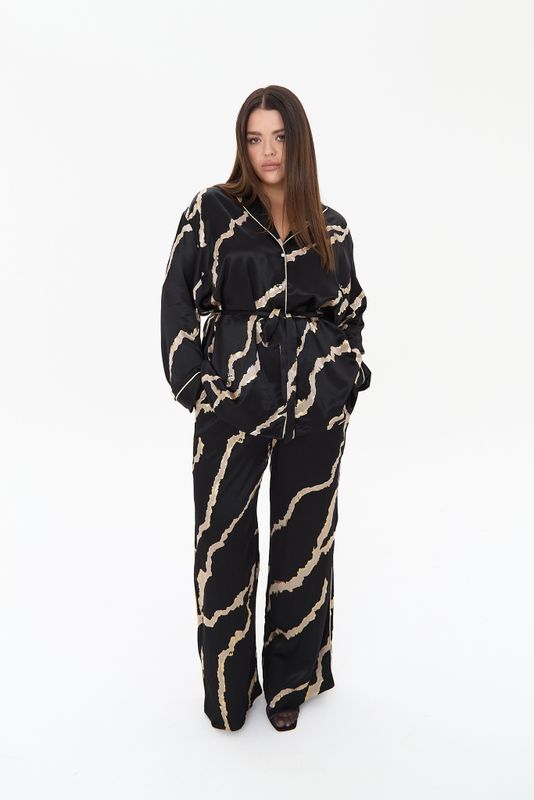 Костюм в пижамном стиле с кантом, черный с золотом