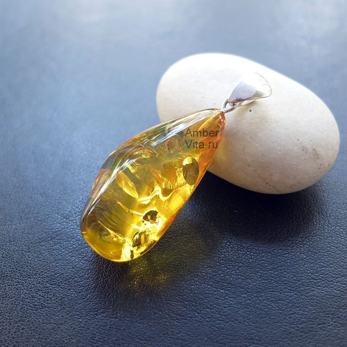 Кулон из прозрачного янтаря