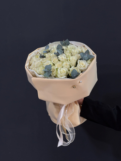 Букет 37 белых роз с эвкалиптом