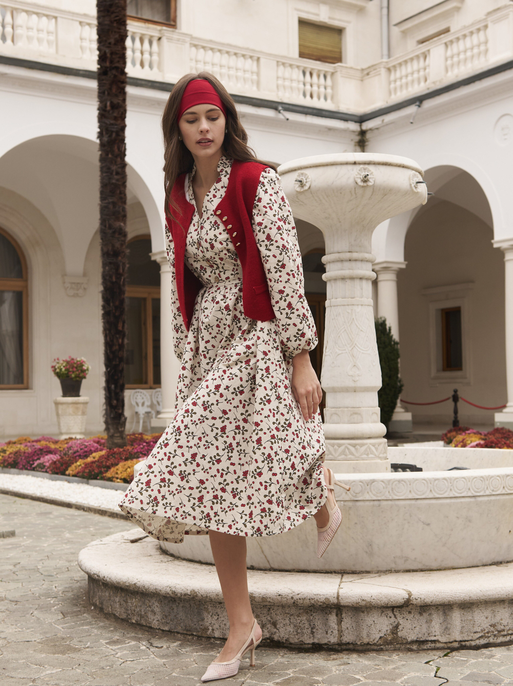 Платье с воротником стойкой