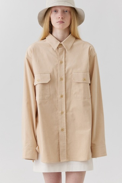 Объемная рубашка из вельвета светлого цвета