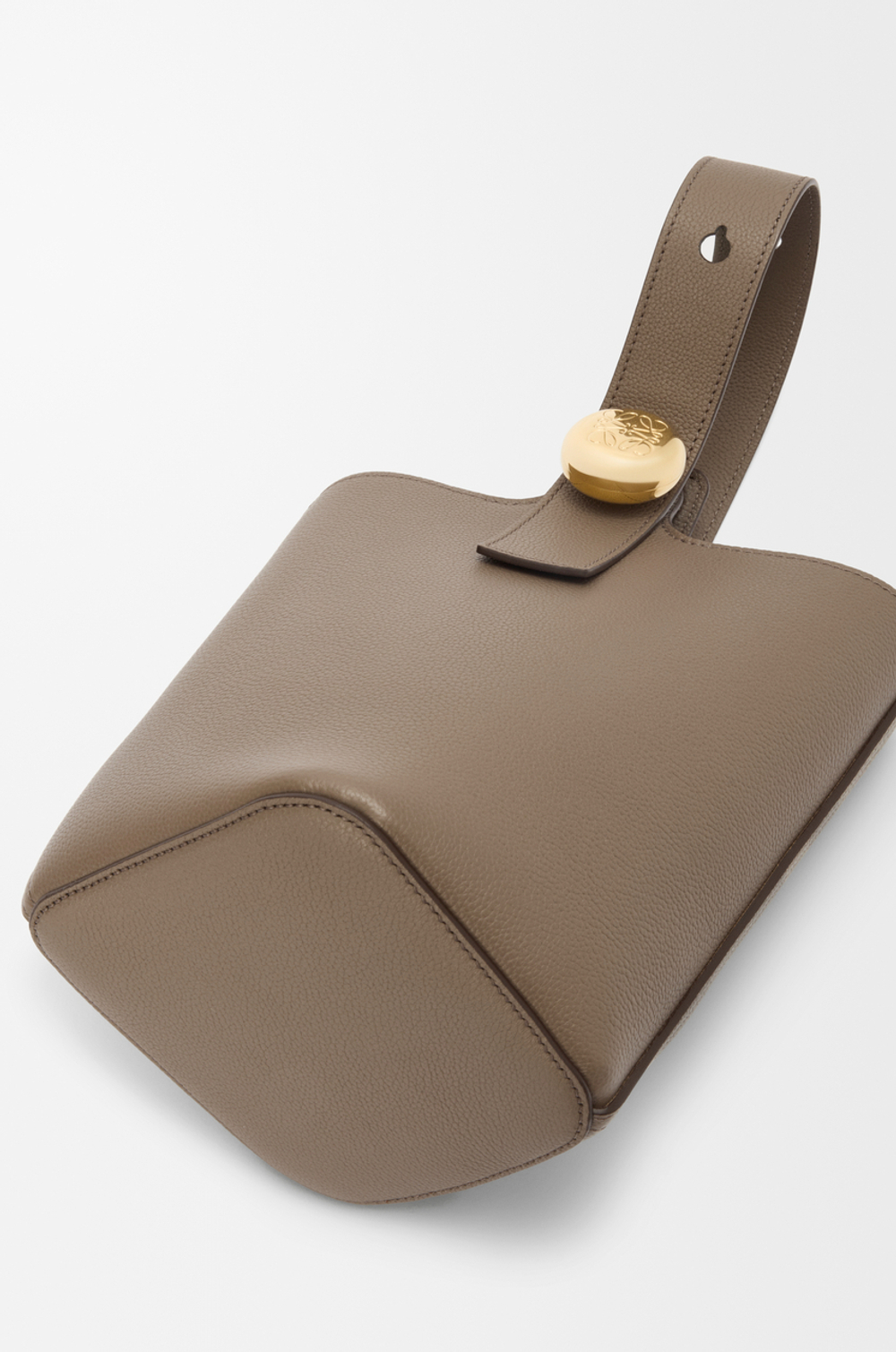 Loewe Мини-сумка-ведро Pebble из мягкой зернистой телячьей кожи, серо-коричневый