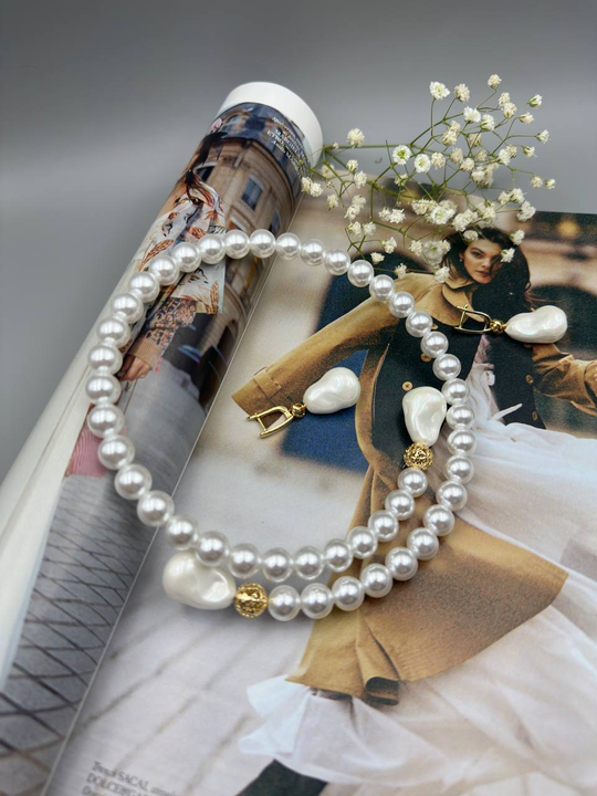 Серьги из белых барочных жемчужин каплевидной формы на английском замке, оттенок золото