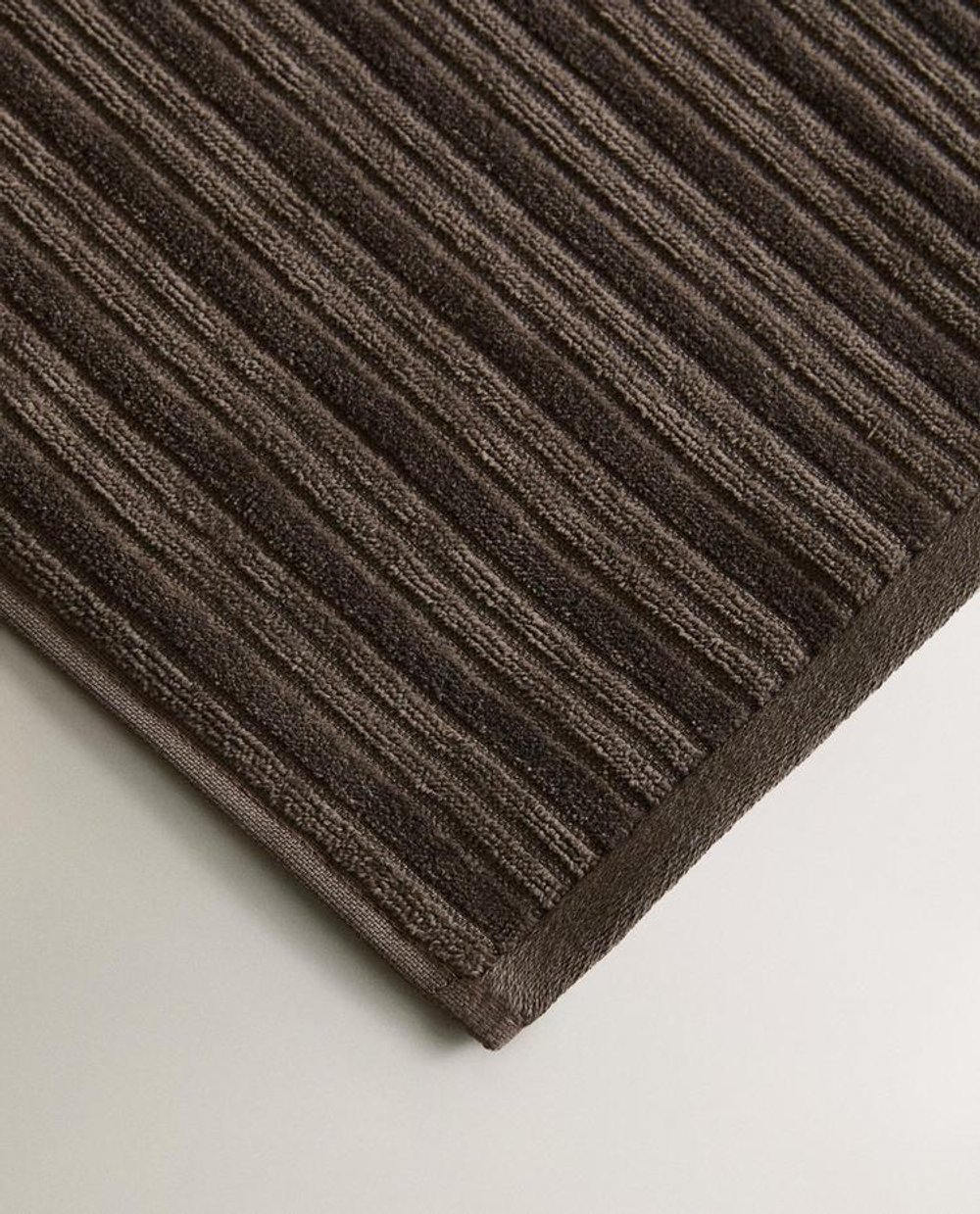 ZARA HOME БАННОЕ ПОЛОТЕНЦЕ ИЗ ВЕЛЮРА С РЕЛЬЕФНЫМ УЗОРОМ В ПОЛОСКУ, НОРКА