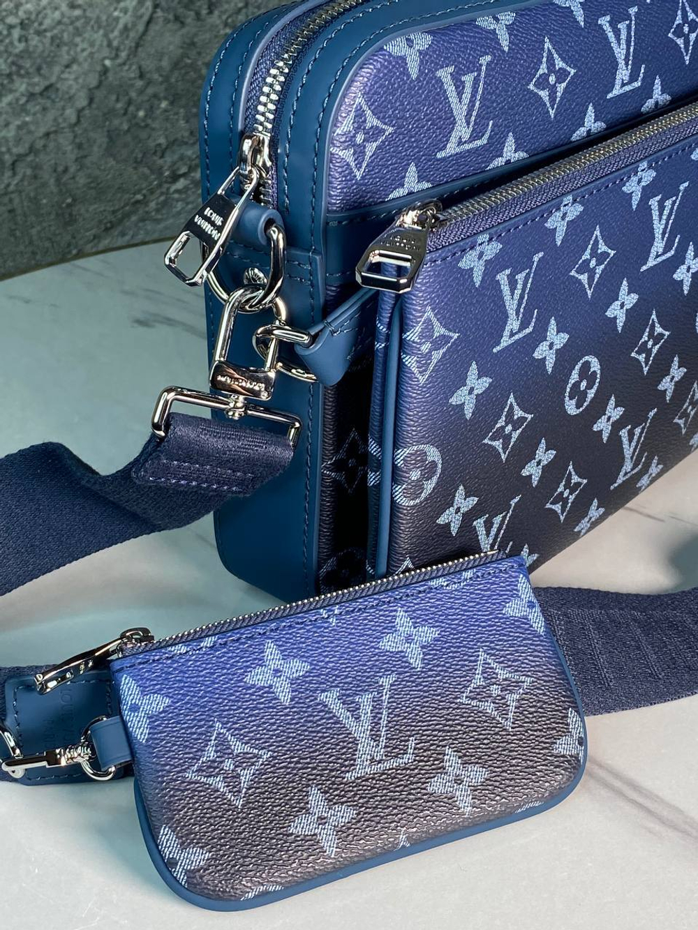 Сумка-мессенджер Louis Vuitton