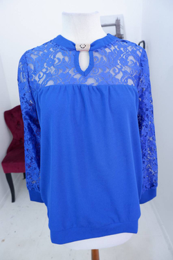 Блузка насыщенного синего оттенка с ажурными вставками 48 размер