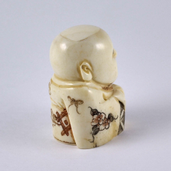 Нэцкэ Ребенок Карако в кимоно