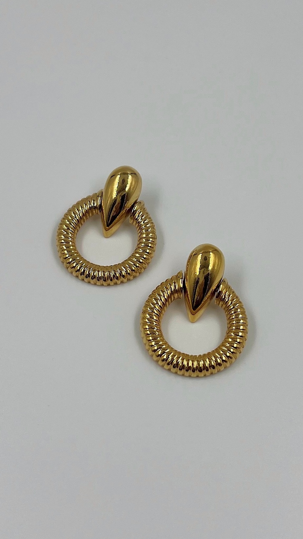 Серьги в стиле door knocker