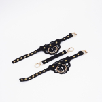 Черные кожаные оковы с резными узорами и клепками (Цвет: черный с золотистым)