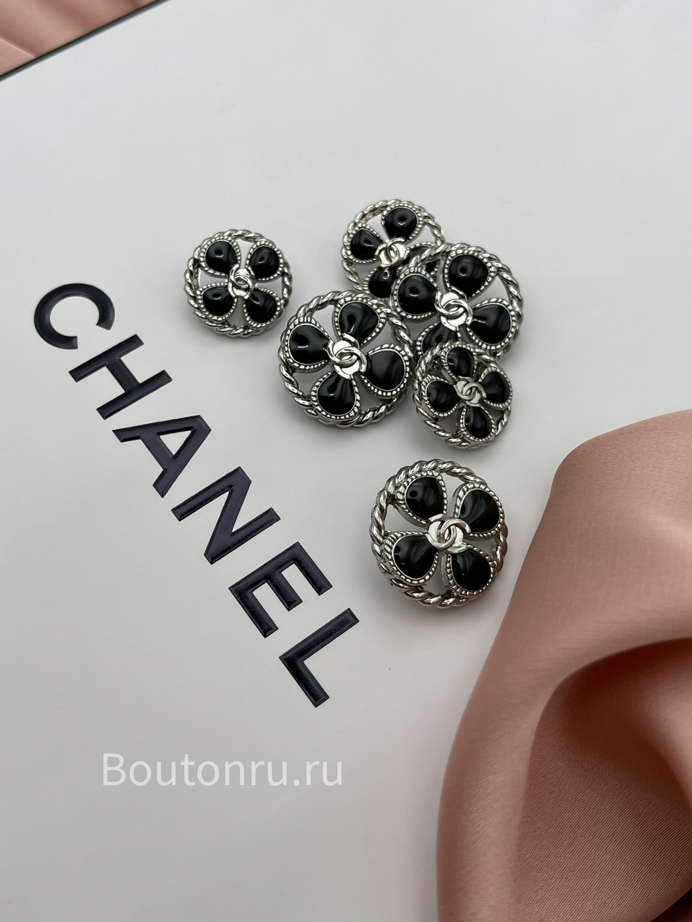 Пуговицы Шан. черный цветок в серебряном обрамлении