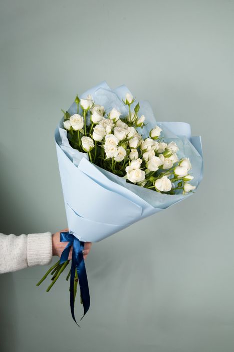 Букет из кустовой розы "Сноу Блоссомс" (в упаковке)