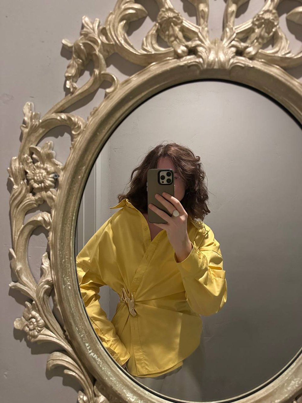 Желтая рубашка с разрезами на рукавах Рене