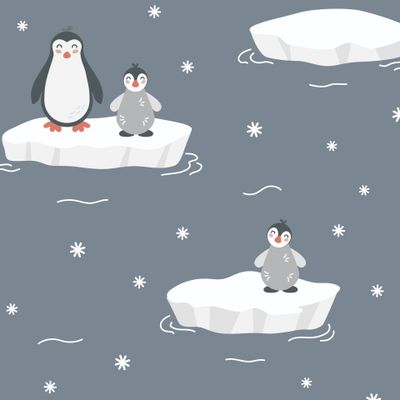 Семья пингвинов на льдине