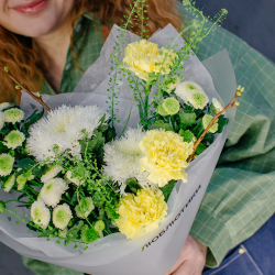 134. Суперстойкий букет в весенних оттенках с ветками вишни