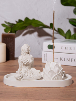 Богиня Гармония и бутон для благовоний на подносе