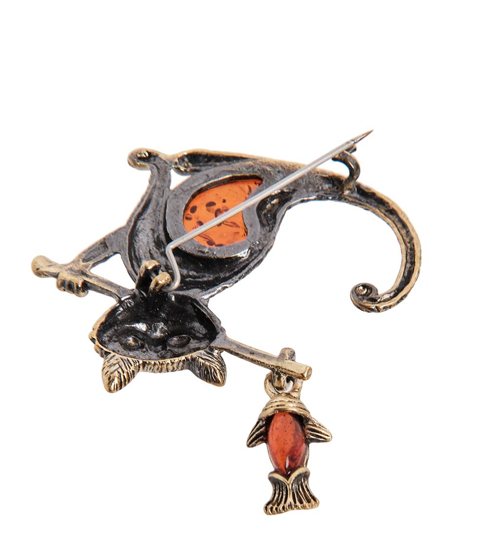 AM-2336 Брошь «Кот рыбак» (латунь, янтарь)