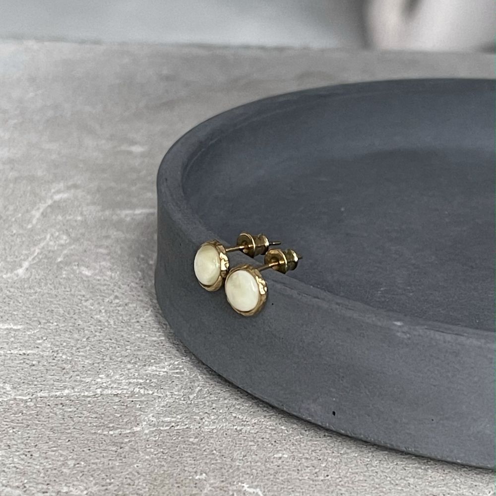 Пусеты битые большие с молочным янтарем, позолота