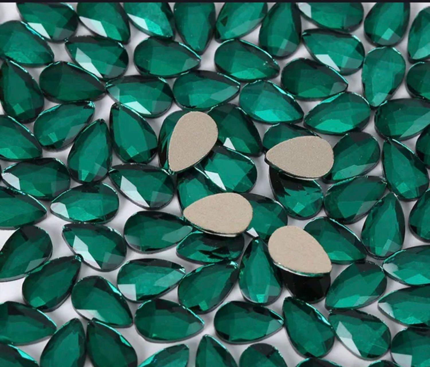 Стеклянные стразы  (5,5*8мм) 25шт, цвет т. зеленый