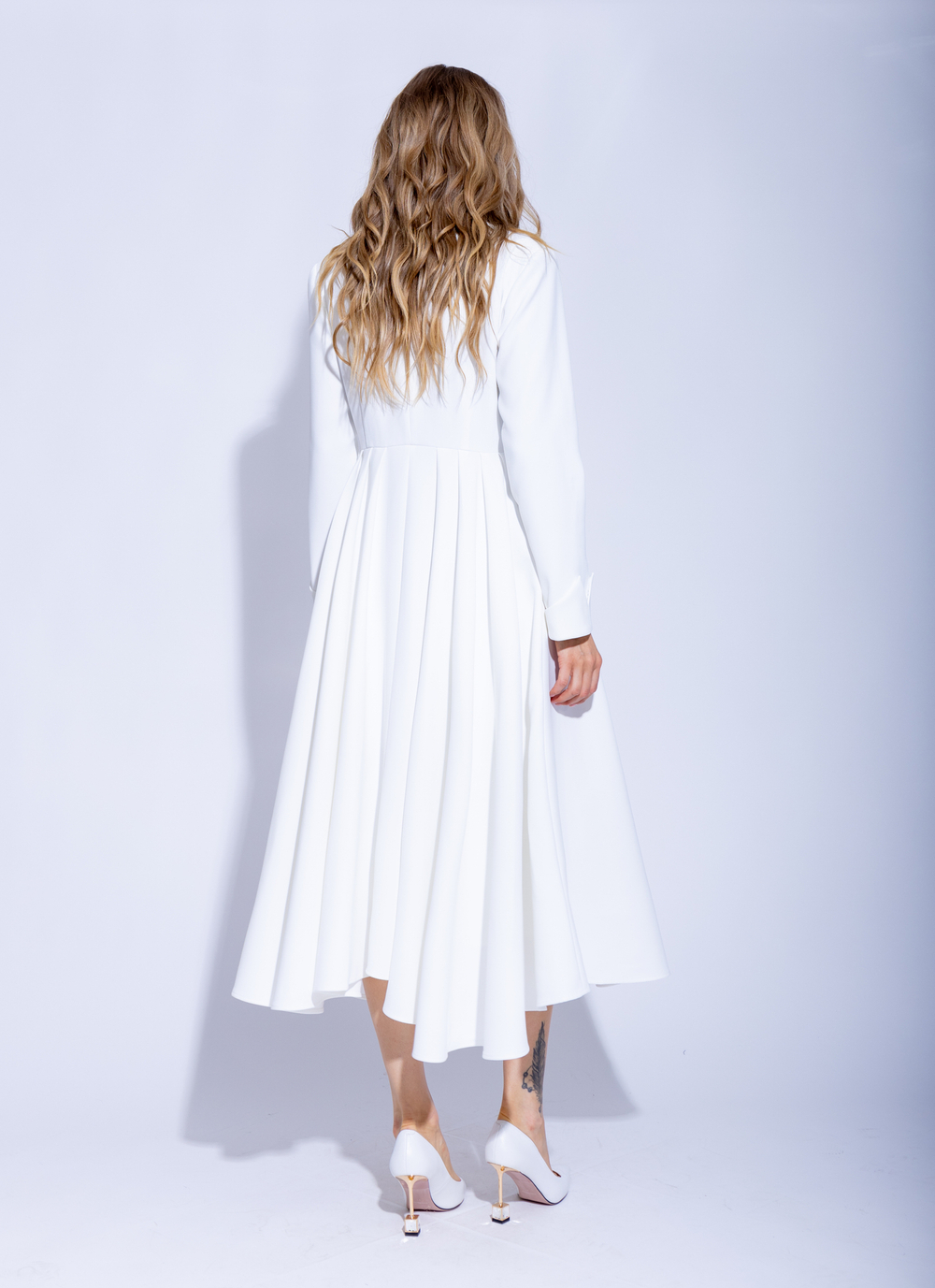 Женское белое платье миди на пуговицах