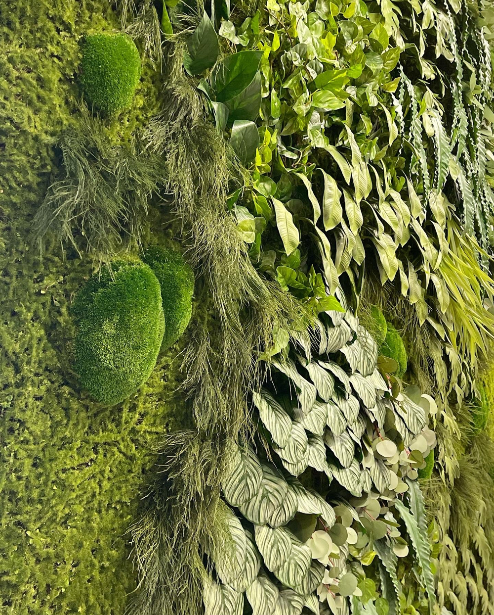 21.02. Вертикальное озеленение искусственными и стабилизированными растениями и мхом.