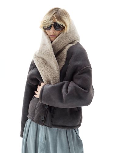 Коричневая дубленка из овчины с объемным воротником