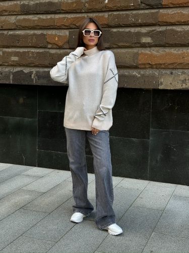 Бежевый свитер с узором на рукавах