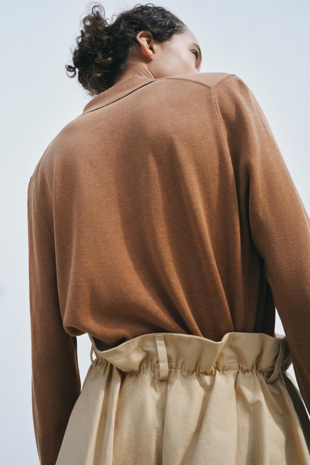 ZARA ОДНОТОННЫЙ ТРИКОТАЖНЫЙ КАРДИГАН ПОЛО, КОРИЧНЕВЫЙ