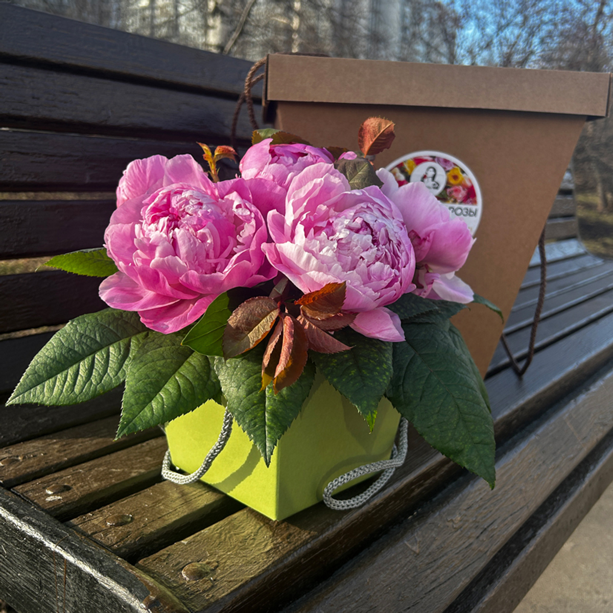 ♛ Композиция ароматных пионов — d ~ 25 см — в коробке — 8 марта у Феи