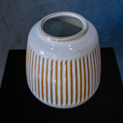 2. Молочная керамическая ваза с золотыми линиями