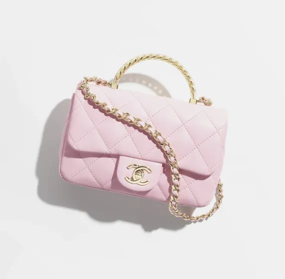 Стеганая мини-сумка Chanel с золотой ручкой