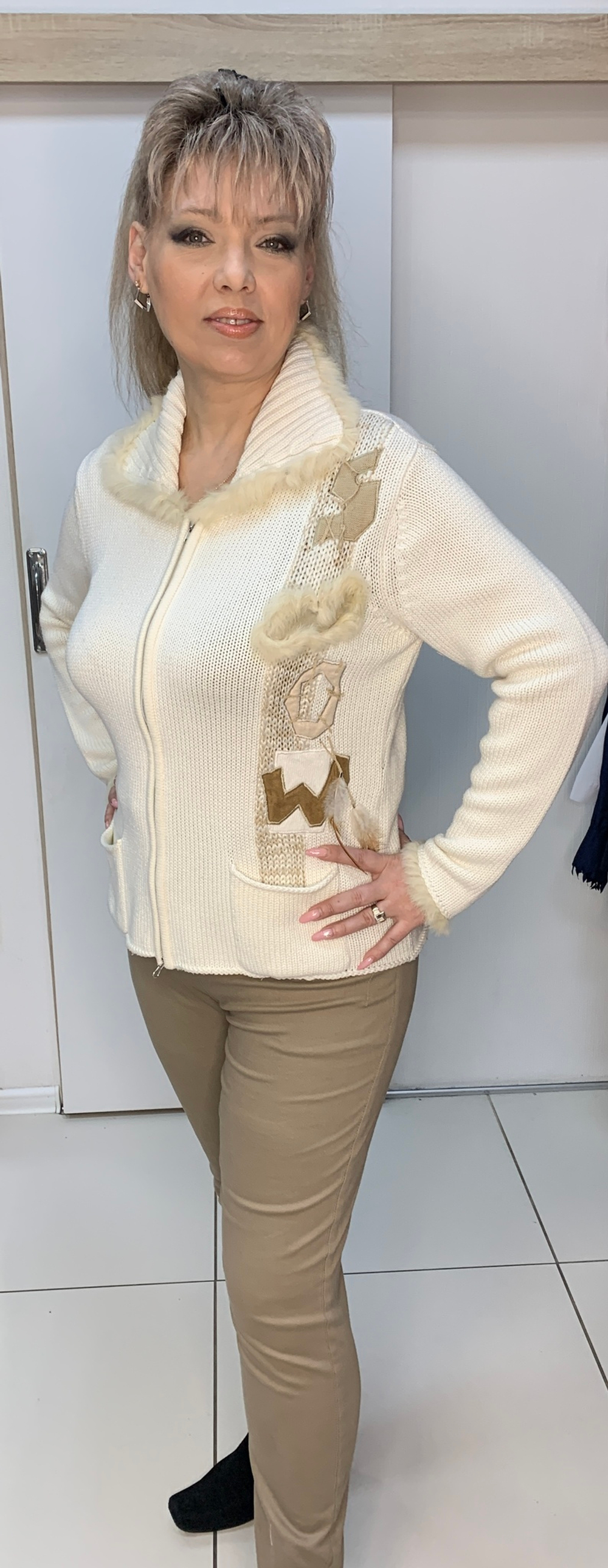 Белый теплый  жакет на молнии с меховой отделкой