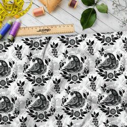 Ткань лён чёрные голуби и черника на белом фоне