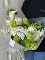 Букет сборный из калл, маттиолы, вибурнума и хризантемы