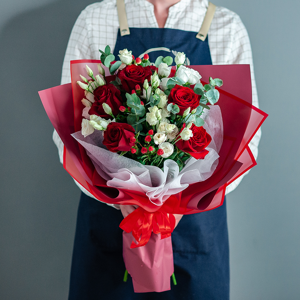 Сборный букет с красной розой, эустомой и эвкалиптом