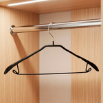 Вешалка металлическая с ПВХ покрытием, с широкими плечами, перекладиной и крючками, цвет черный