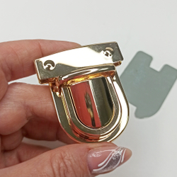 Замок-защелка на зажимах 42*50 Золото