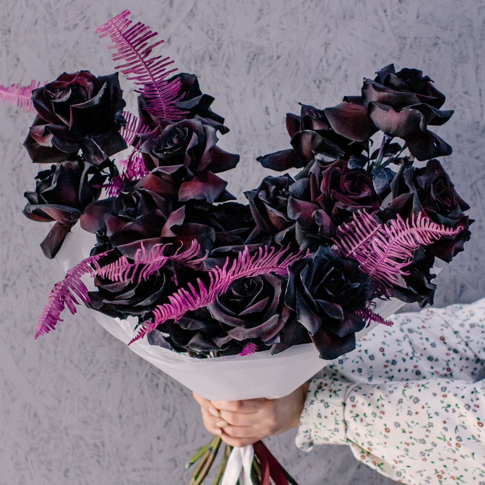89. Темный букет с черными французскими розами