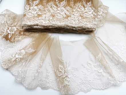 Вышивка на сетке, 20 см, ПРАВАЯ, белые цветы на телесном фоне (Артикул: VS-2025), м