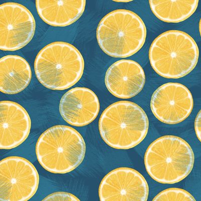 Слайс лимона на синем фоне
