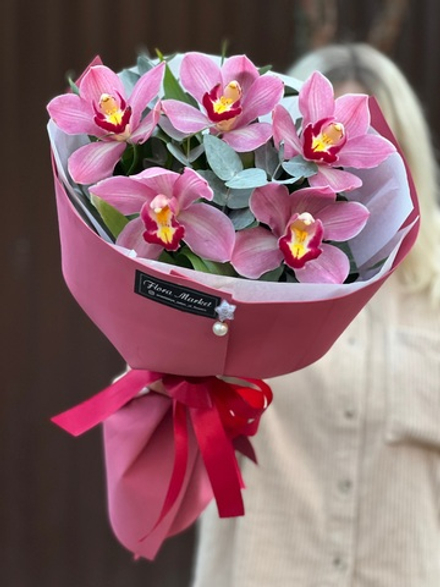 Букет из орхидеи цимбидиум и эвкалипта