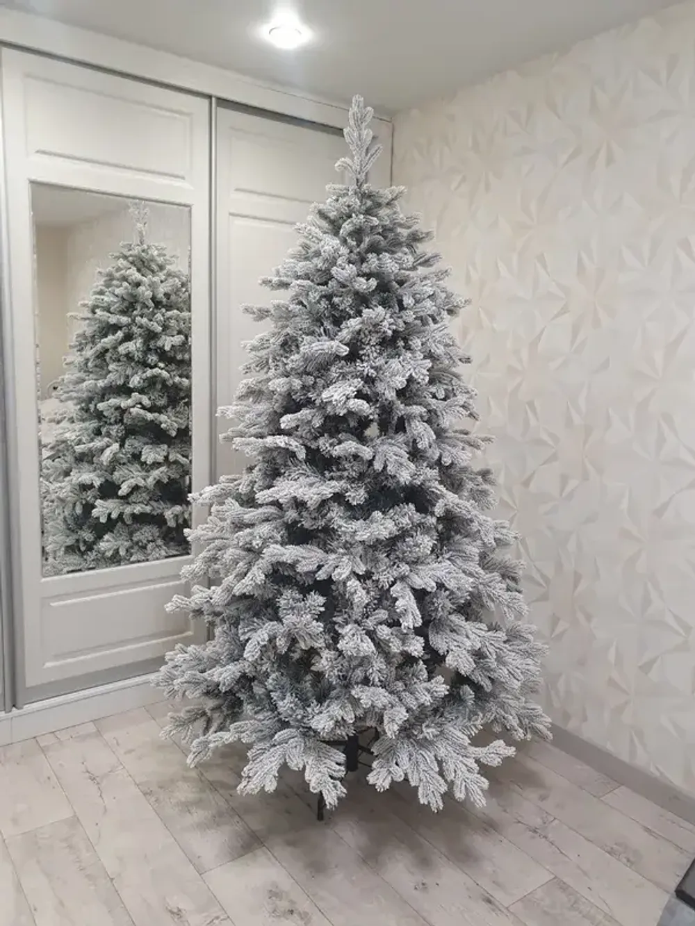 Ель заснеженная «Аляска» с 2в1 встроенной гирляндой (Литая+пвх) 270 см / 2,7 м